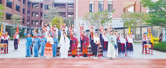 華僑中學(xué)學(xué)生開(kāi)展經(jīng)典誦讀活動(dòng)。