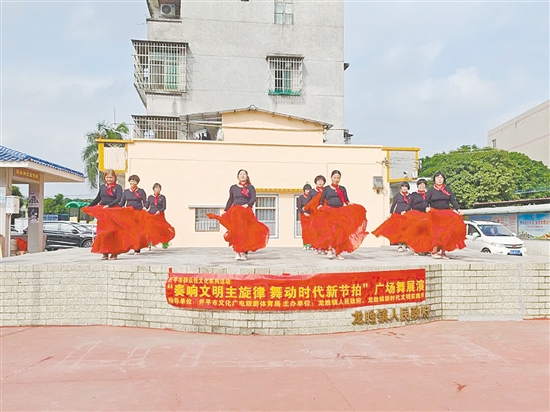 舞者用舞姿抒發(fā)對幸福生活的由衷贊美。