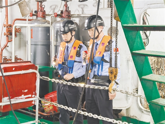 執(zhí)勤民警登輪完成人證對照、船體檢查及入境手續(xù)辦理。