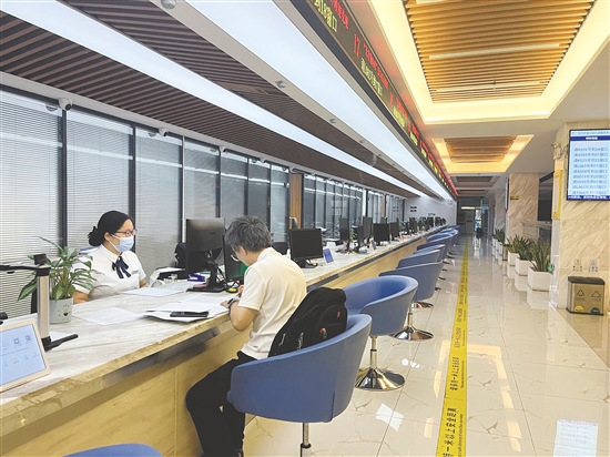 蓬江區(qū)行政服務(wù)中心提供“中午不打烊”延時服務(wù)，方便企業(yè)、群眾辦事。
