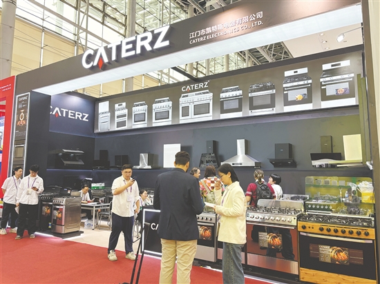 江海企業(yè)在本屆廣交會中的參展規(guī)模再創(chuàng)新高。圖為江門市凱特斯電器有限公司展位。