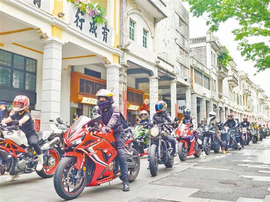 4月初，江門機車大巡游上，來自大灣區(qū)的摩友駕駛100余輛各式酷炫機車列隊出征。郭永樂