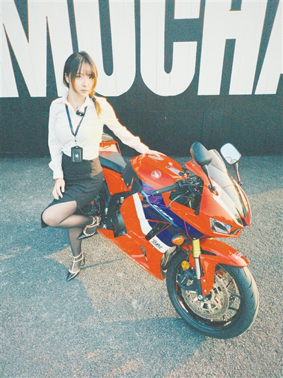 機車店工作的“00后”女騎手鄭可馨