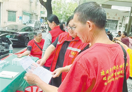 鶴山市通過線上線下多渠道宣傳，普及“清積水、滅蚊蟲、防疾病”相關(guān)知識。