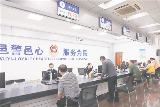 該中心全面推行“一窗通辦”服務(wù)，群眾只需前往一個(gè)綜合窗口，即可辦理出入境、治安、車管等多項(xiàng)業(yè)務(wù)。