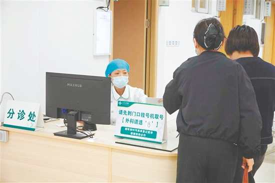 在普外科候診區(qū)，甲狀腺結(jié)節(jié)患者排隊(duì)看診。
