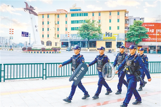 民警在飛馬廣場片區(qū)巡邏。