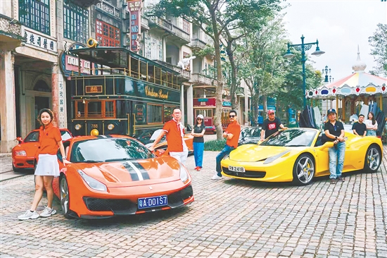車手們?cè)诔嗫踩A僑古鎮(zhèn)感受百年古埠魅力，領(lǐng)略世遺風(fēng)采。