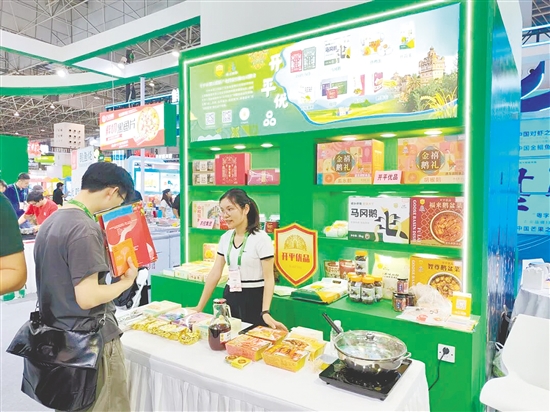 工作人員向客商介紹產(chǎn)品的原料來源、制作工藝及食用方法。