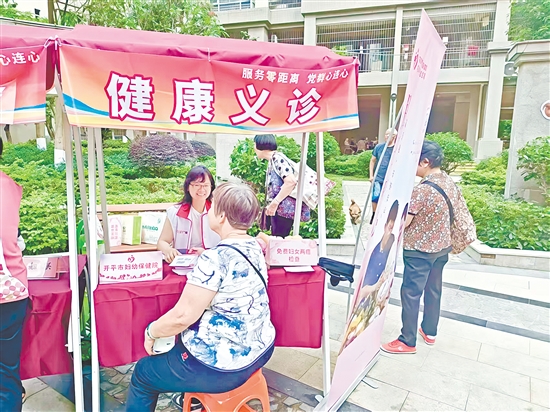 義診區(qū)為群眾提供健康咨詢、慢性病調(diào)理指導(dǎo)等服務(wù)。