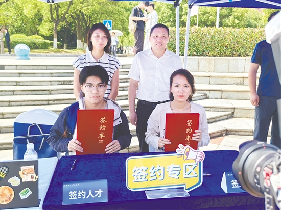 中車廣東公司與江西學(xué)子現(xiàn)場(chǎng)簽約。