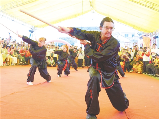 活動現(xiàn)場，“洋弟子”帶來的武術(shù)展演剛勁有力、氣勢如虹。