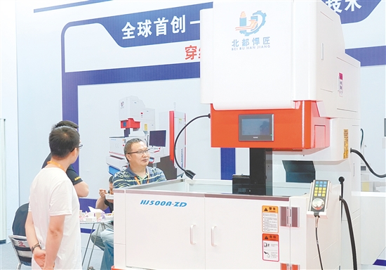 北部悍匠的自動(dòng)穿絲中走絲機(jī)床吸引了不少技術(shù)愛好者前來觀摩。