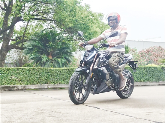 西非客商來到鶴山摩托車企業(yè)廠區(qū)，認真地進行樣車測試。