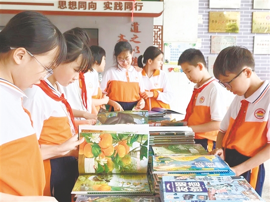 鶴山市“文明閱讀·書香校園”全民閱讀文明實(shí)踐系列活動(dòng)走進(jìn)各小學(xué)。
