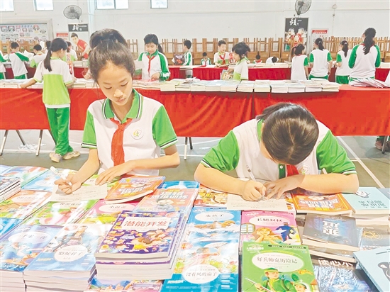 引導(dǎo)學(xué)生培養(yǎng)良好的閱讀習(xí)慣。