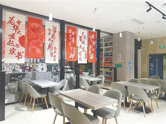 鶴山新華書店咖啡區(qū)。