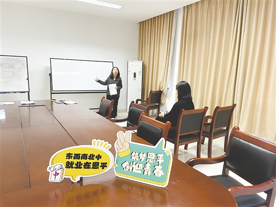 面試教師崗位的畢業(yè)生參加試講。