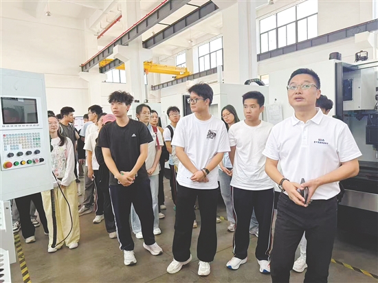 研學(xué)團(tuán)隊(duì)走進(jìn)恩平重點(diǎn)企業(yè)參觀生產(chǎn)車間、技術(shù)研發(fā)中心等。