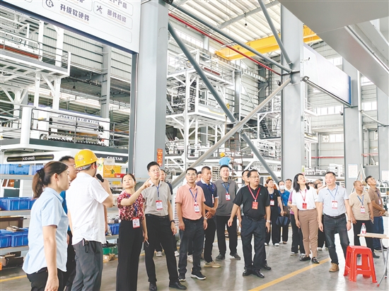 大槐鎮(zhèn)各級人大代表走進(jìn)企業(yè)開展視察活動，幫助企業(yè)解決難題，助力打造更優(yōu)營商環(huán)境。