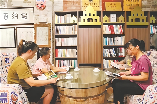 塘口鎮(zhèn)碉民部落民宿“無負(fù)今日”書房營造沉浸式閱讀氛圍。