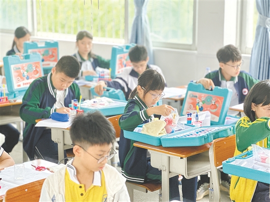 來自開平市各中小學(xué)的1500多名學(xué)生同臺(tái)競技，參與編程、機(jī)器人、科學(xué)實(shí)驗(yàn)等項(xiàng)目的比拼。