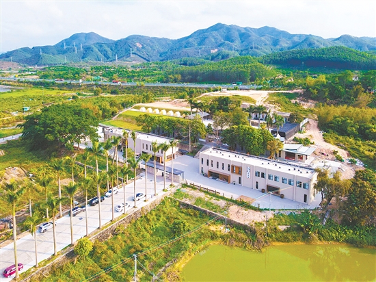 天湖村整合盤活閑置天湖小學(xué)舊址及山林地，壯大村集體經(jīng)濟(jì)。