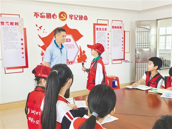 小記者采訪水利工作人員，了解新會水利發(fā)展情況。