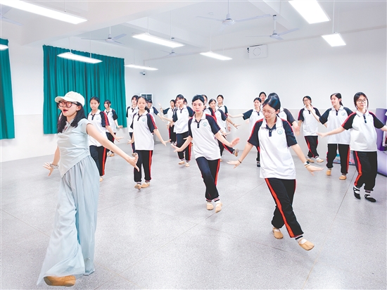 伴隨著輕快靈動(dòng)的東南亞音樂節(jié)奏，學(xué)生們翩然起舞。