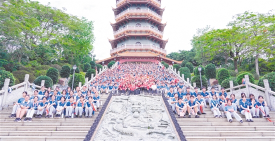 師生們成功登頂，合影留念。