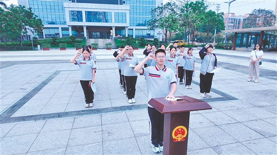 學(xué)生們在法治廣場莊嚴宣誓。