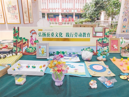學(xué)生們充分發(fā)揮奇思妙想，以蠶繭為材料，創(chuàng)作了一系列豐富多彩的手工藝品。