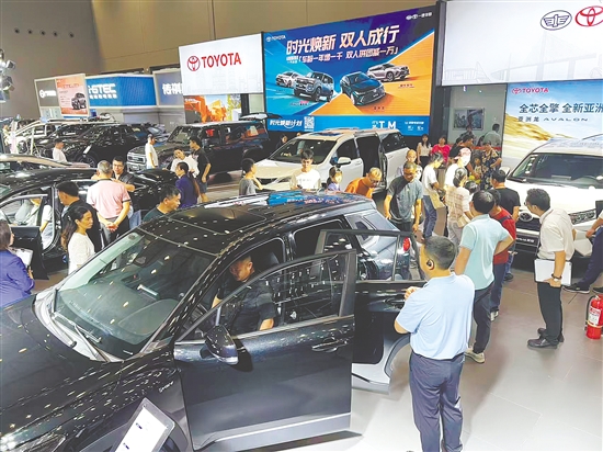 江門(mén)日?qǐng)?bào)社去年舉辦的兩場(chǎng)大型車(chē)展拉動(dòng)江門(mén)車(chē)市銷(xiāo)量。