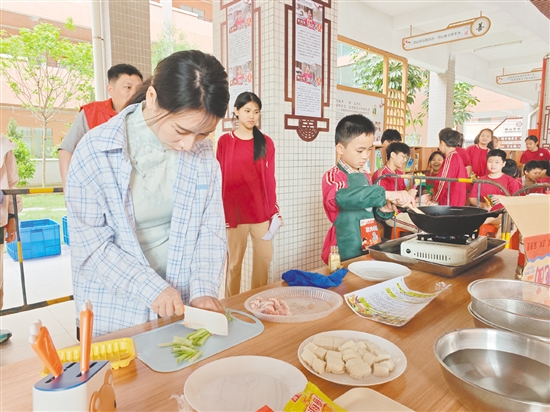 鶴山市翰林學(xué)校舉辦首屆親子廚神爭(zhēng)霸賽，學(xué)生與家長(zhǎng)通力合作，烹飪出一道道美味菜品。