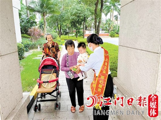 在碧桂園小區(qū)經(jīng)?？梢?jiàn)物業(yè)工作人員的暖心服務(wù)。