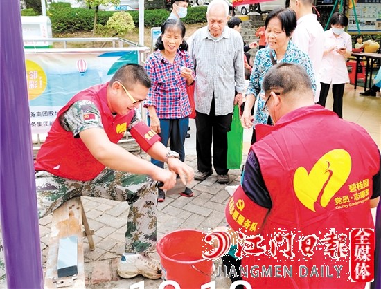 碧桂園物業(yè)工作人員提供暖心服務(wù)，提升業(yè)主的滿意度和幸福感。