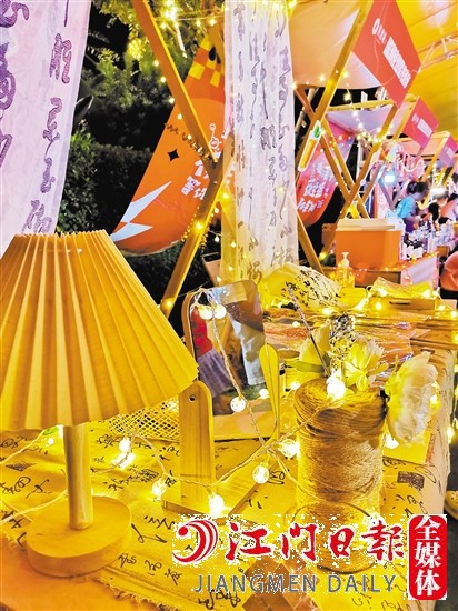 一串串彩燈次第閃亮，時尚而耀眼。