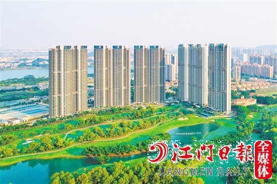 蒲葵之夢(mèng)·天心被綠茵環(huán)繞，與高爾夫球場(chǎng)無(wú)距接壤。