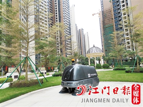 智能掃地機(jī)器人在江海區(qū)明泰城狀元居小區(qū)“上崗”一個(gè)多月了。