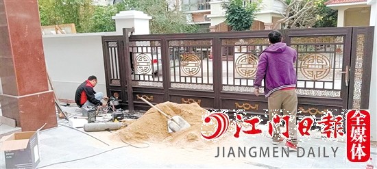 創(chuàng)永佳工作人員在安裝別墅門。