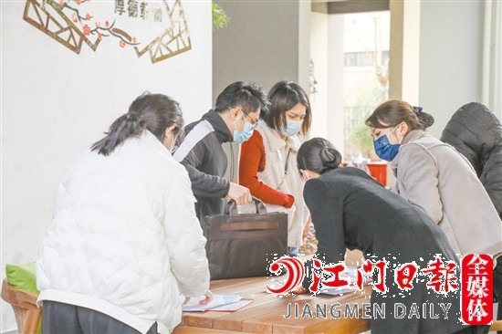 業(yè)主正在辦理收樓手續(xù)。