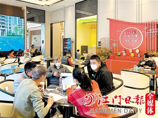 春節(jié)期間，不少市民到樓盤看房。