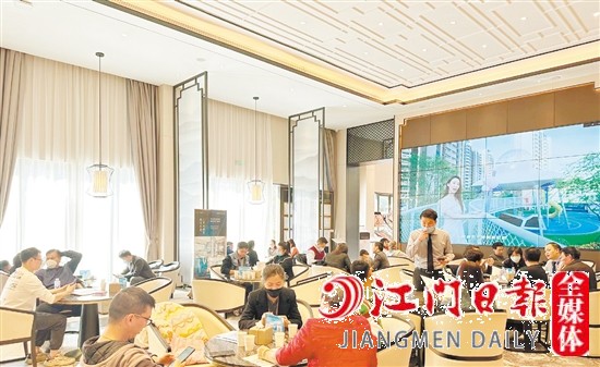 樓盤營銷中心洽談區(qū)座無虛席。