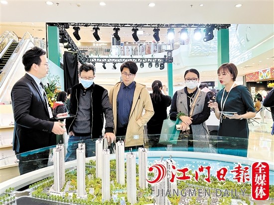 城市展廳的開放，吸引不少市民前來了解項(xiàng)目詳情。