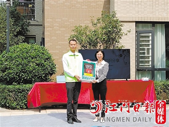 泰安地產(chǎn)代表將AED設(shè)備交接給萬科物業(yè)。