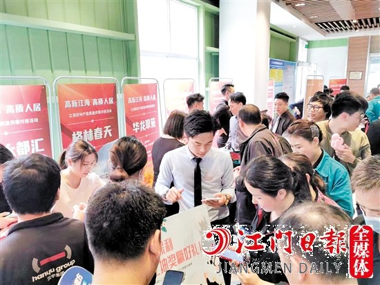 活動現(xiàn)場，房企工作人員為企業(yè)職工介紹項目信息。