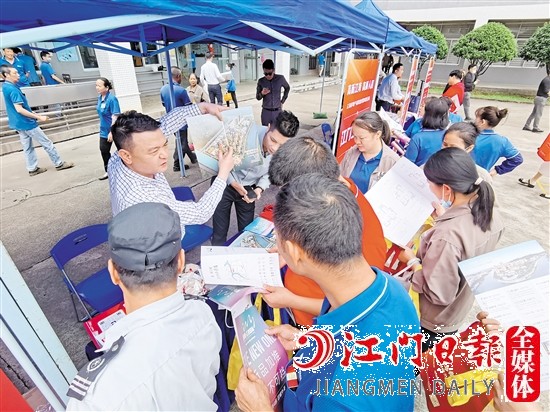 活動現(xiàn)場，房企工作人員為企業(yè)職工介紹項目信息。