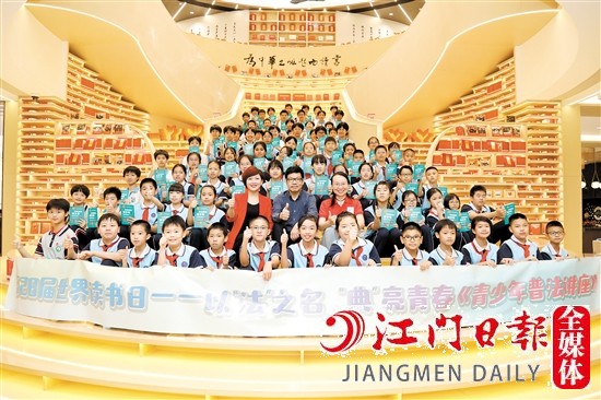 參會人員及學(xué)生代表合影留念。