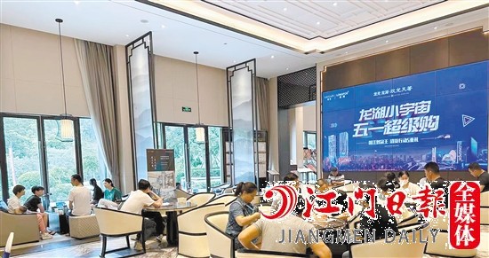 “五一”假期，不少市民選擇去看房。