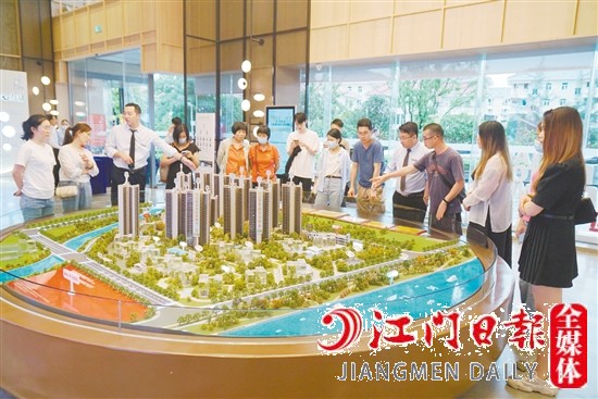 看房團(tuán)在保利大都匯了解樓盤詳情。